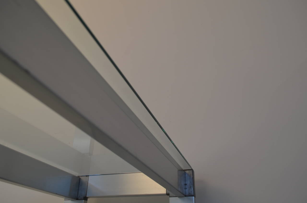 Konsole aus Metall und Glas mit zwei Etagen im Zustand „Hervorragend“ im Angebot in Stratford, CT