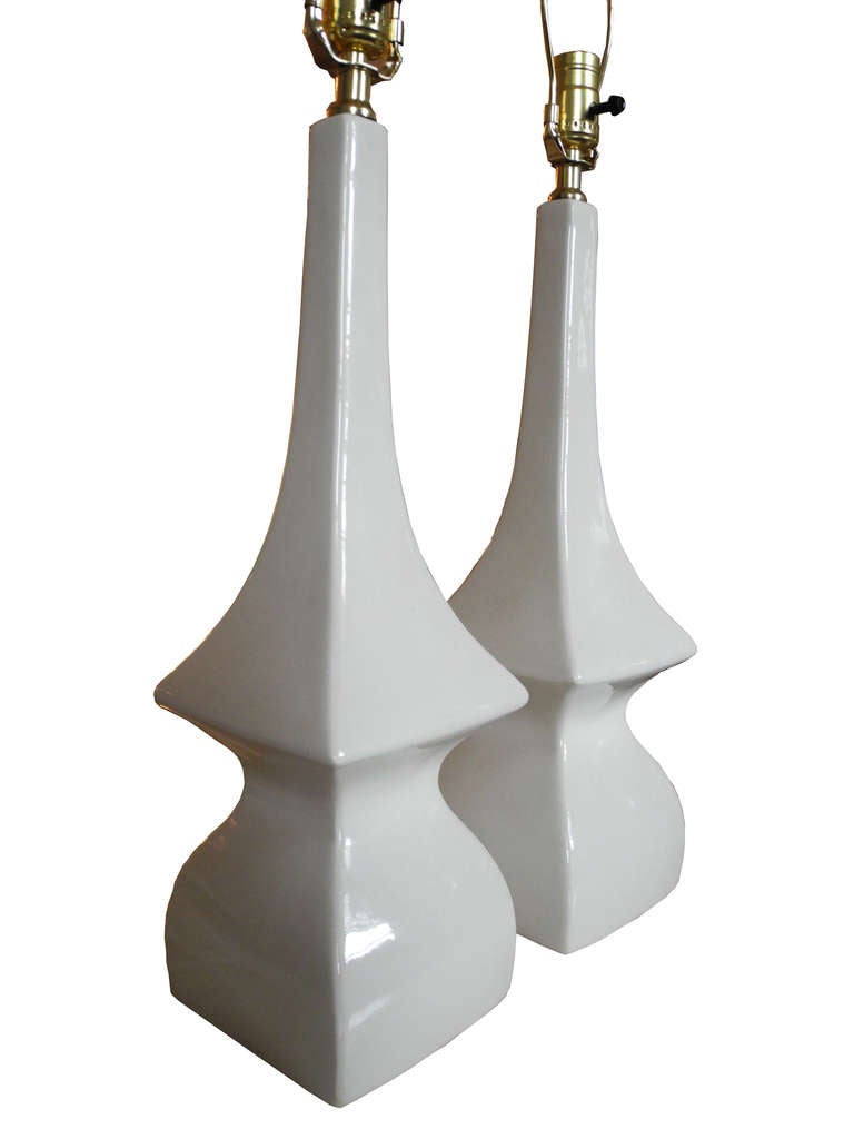 Pair of white ceramic lamps. Rewired with new brass sockets and harps.
Measures: The height of the ceramic is 18.75