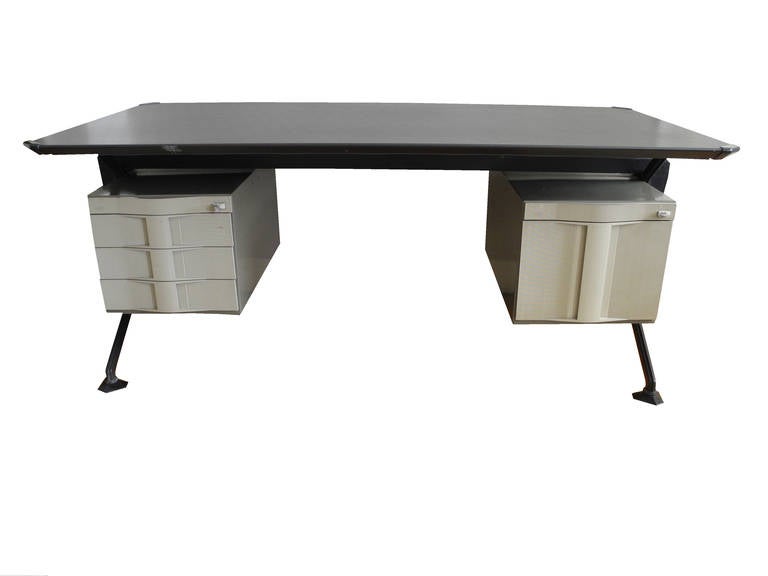 Created in the late 1950s-early 1960s this desk was designed in Milan by Gianluigi Banfi, Lodovico Belgiojoso, Enrico Peressutti and Ernesto Rogers. Equipped with three drawers on the left side and a file cabinet on the right. The desk is composed