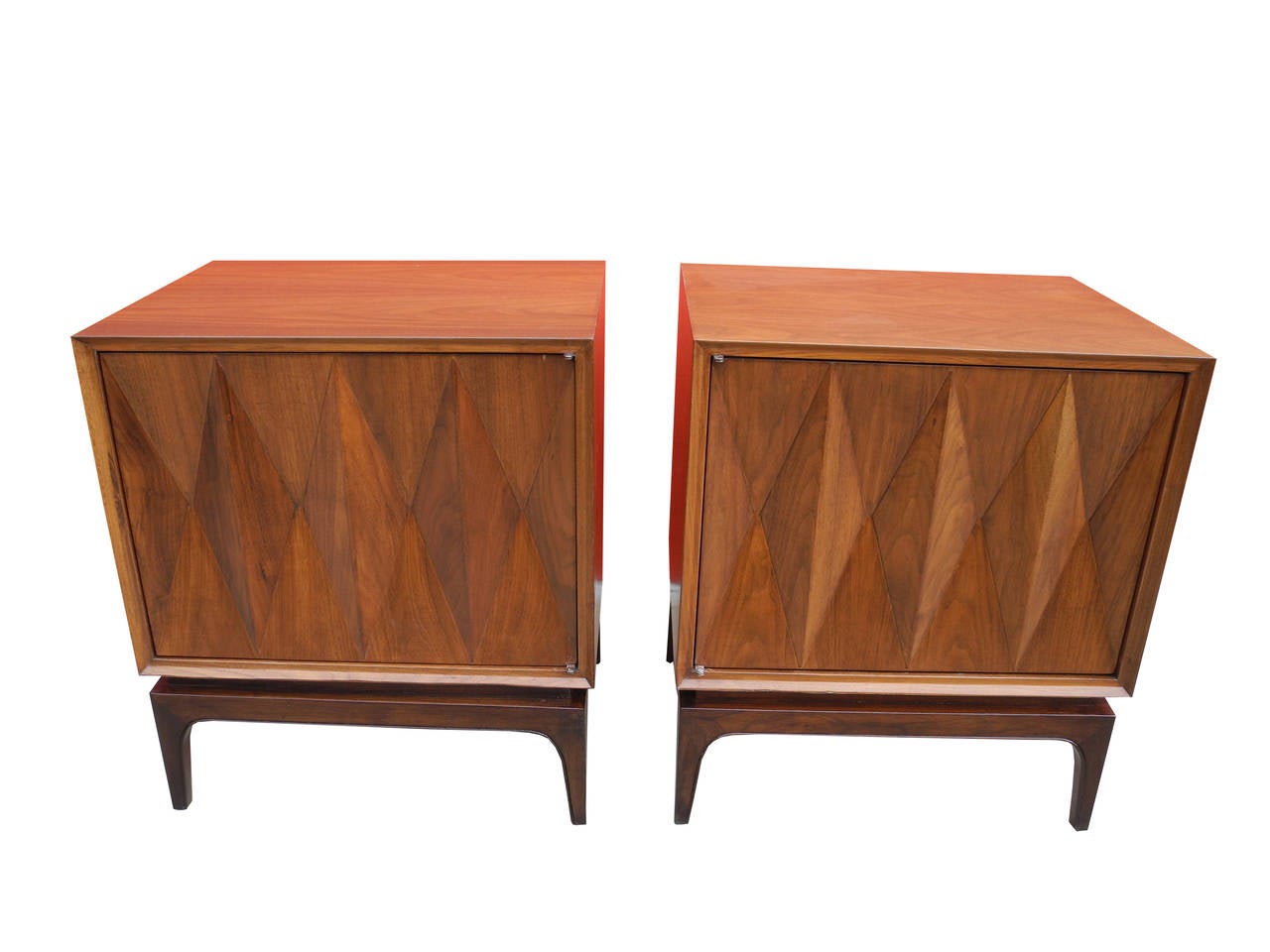 Pair of Mid-Century Walnut Bedside Tables In Good Condition In Hudson, NY
