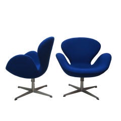 Pair of Vintage "Swan" Chairs by Arne Jacobsen for Fritz Hansen