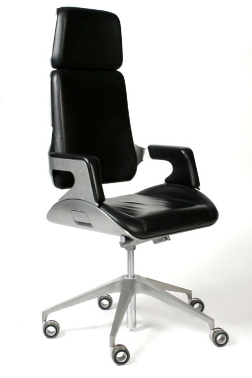 Ein eleganter Bürostuhl mit präzisen Bewegungen, der eine Reihe von Sitzhöhen und Liegeoptionen bietet.  Der Silver Chair war im Film Quantum of Solace zu sehen und wurde von dem Hamburger Architekten Hadi Teherani für Interstuhl entworfen. 