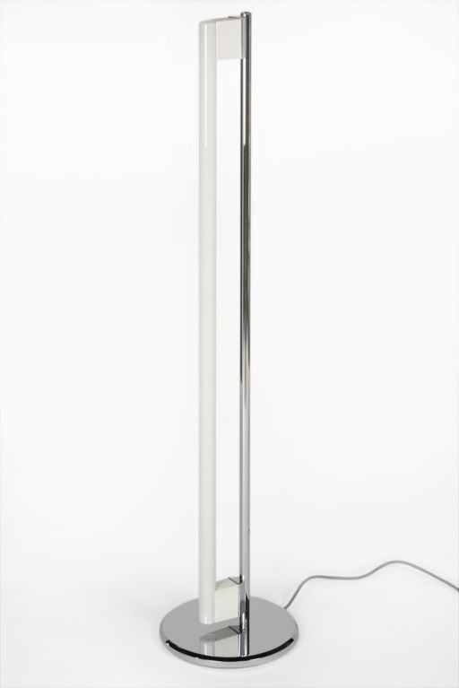 A reissue classic of Eileen Gray's fluorescent tube floor light comprised of a single fluorescent tube supported by a chromium plated steel post and a circular chromium steel base.  French, 20th Century.