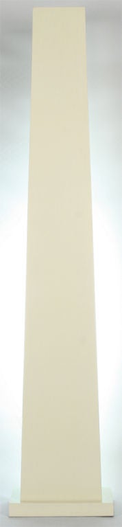 Mid-Century Modern American Ivory Lacquered Backlit Obelisk Pedestal by Tommi Parzinger For Sale