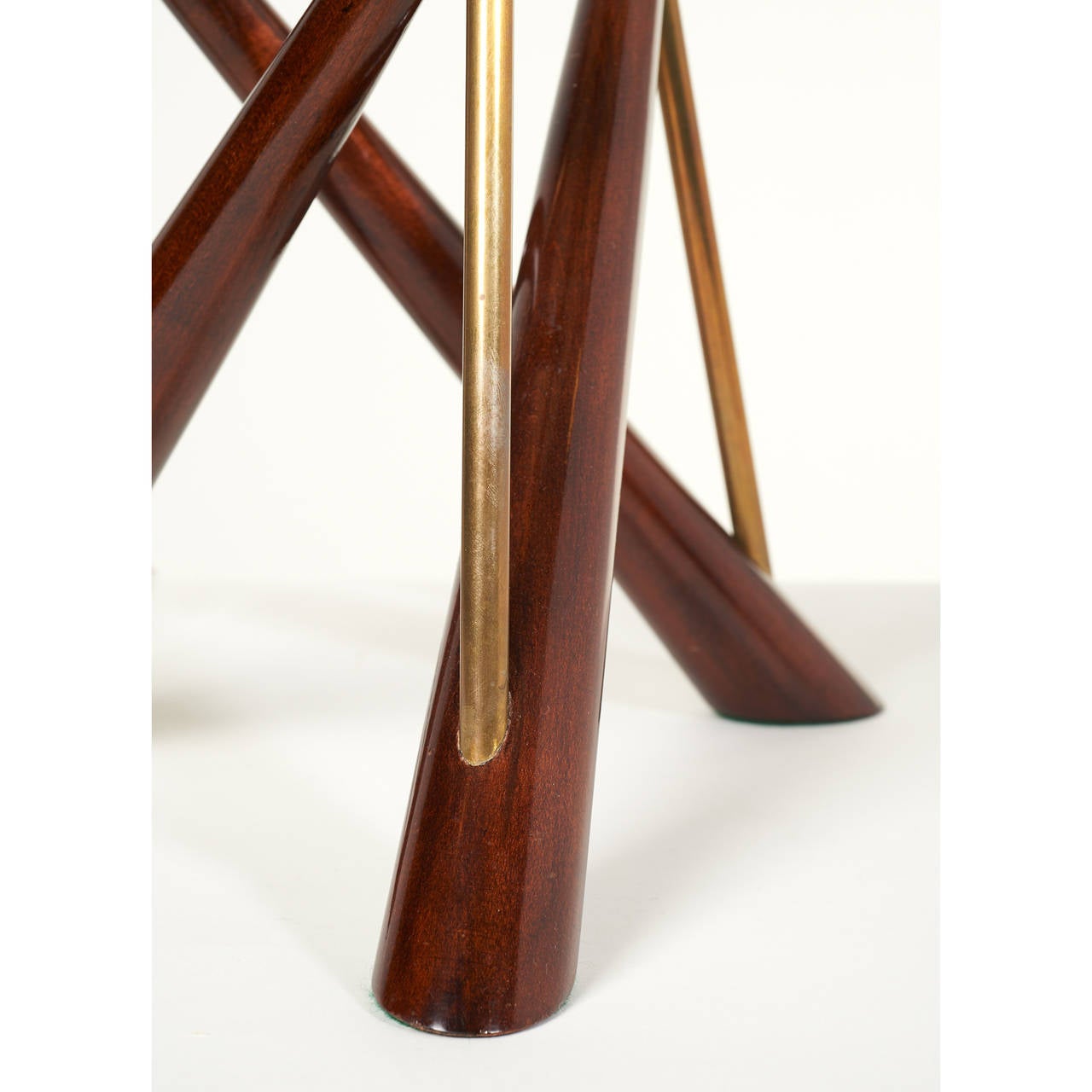 Pair of ‘Constructivist’ Walnut and Brass Tripod Table Lamps In Excellent Condition In New York, NY