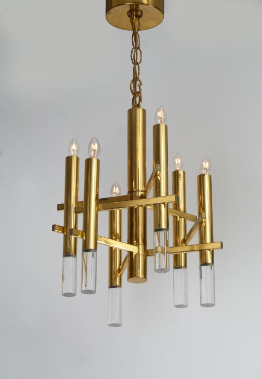 A fine brass and Lucite tube pendant lamp with six lights staggered at two levels. By Gaetano Sciolari. Italy, circa 1970.