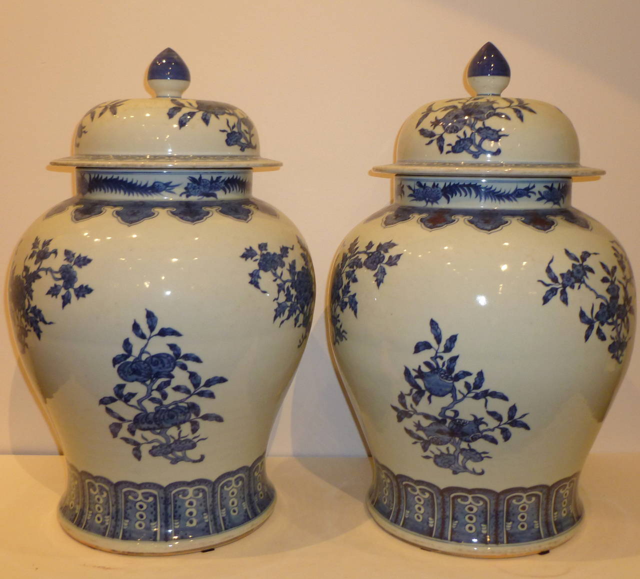 Hand-Painted A Pair of Blue and White Porcelain Jars with Covers