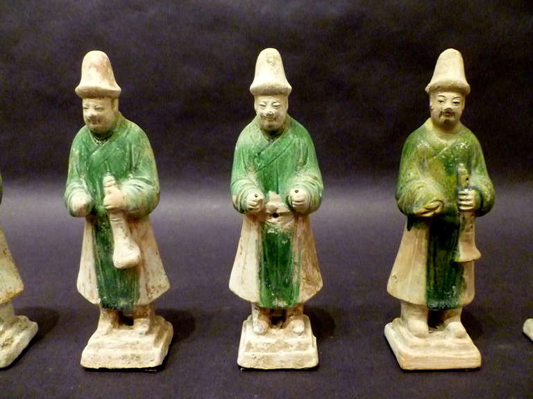 Poteries Ensemble de six statues d'attaches en poterie émaillée verte de la dynastie Ming