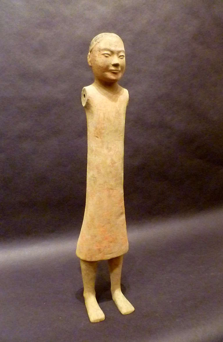 Fait main Belle figurine en poterie chinoise de la dynastie Han représentant un homme debout en vente