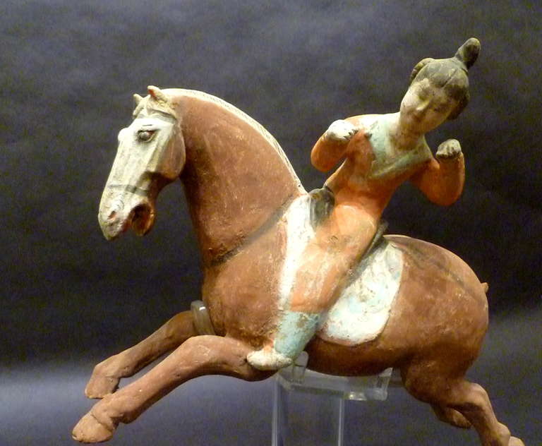 A Superb and Playful Tang Dynasty Pottery Statue of Lady Polo Player In Excellent Condition In Greenwich, CT
