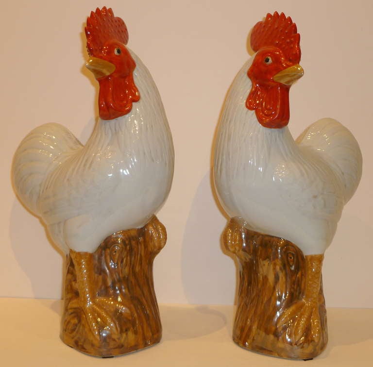 Une paire de statues de coq en porcelaine fine, au modelé vivant, aux couleurs et aux lignes magnifiques,