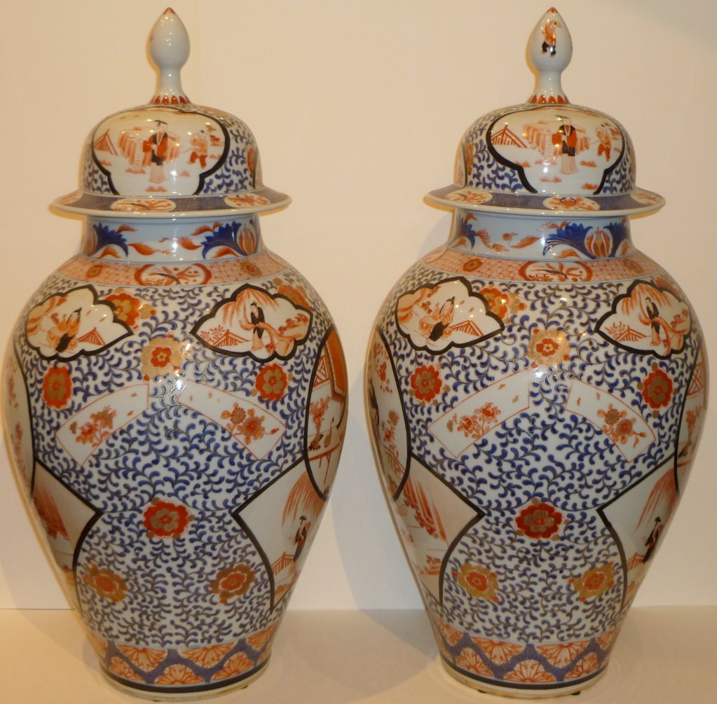 Hand-Painted A Pair Of Fine Porcelain Chinese Imari Jars With Covers