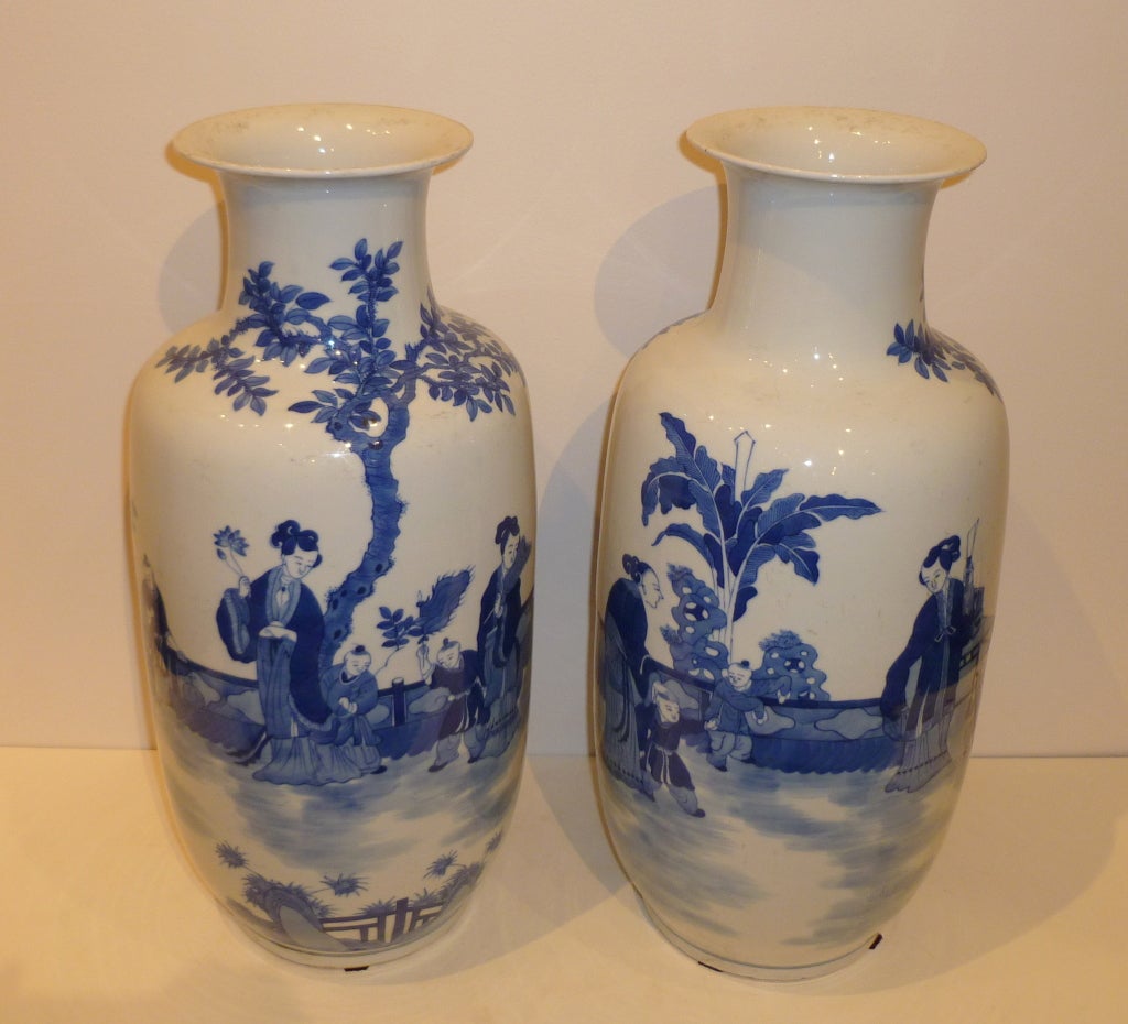 Chinese A Pair Of Fine Porcelain Vases With Blue And White Motif