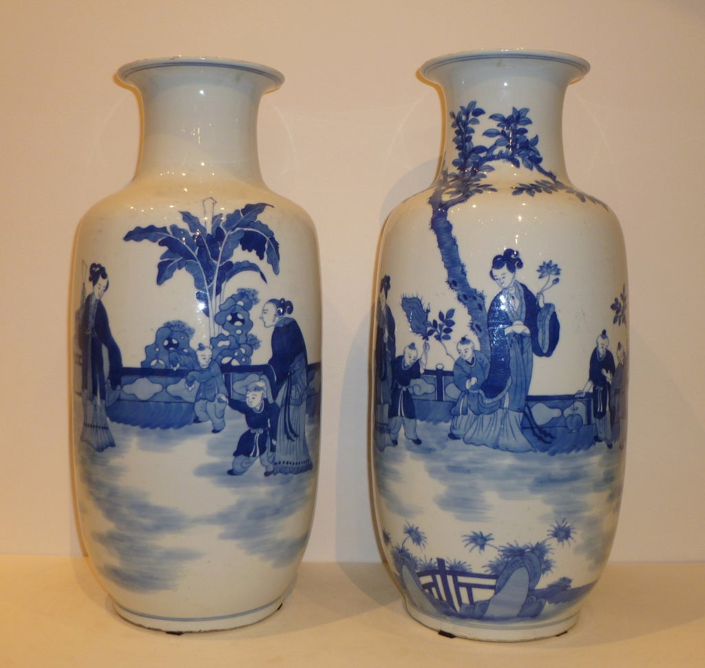 Hand-Painted A Pair Of Fine Porcelain Vases With Blue And White Motif