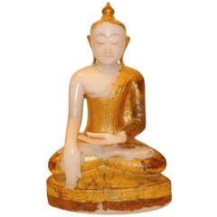 Ein sehr schöner burmesischer Buddha aus weißem Marmor mit Blattgold