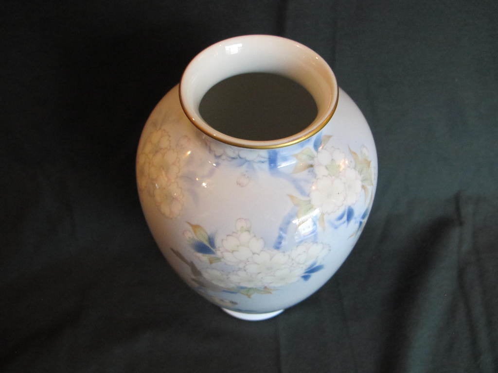Porcelain Japanese Fukagawa vase