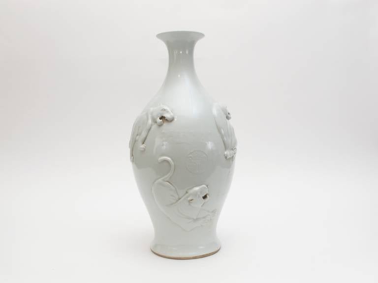 Chinese blanc de chine vase by master potter wang Bingrong (1862-1908)
Working at the Jingdezhen Kilns in Jiangxi province toward the end of the Qing Dynasty, Wand Bingrong was legendary for his ability in fashioning ceramics in imitation of wood,