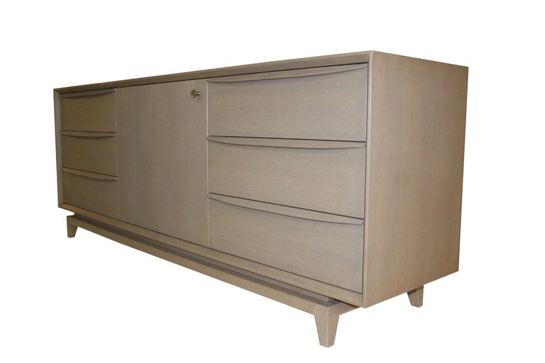 Orlando Sculpted Handle Credenza In Excellent Condition For Sale In New York, NY