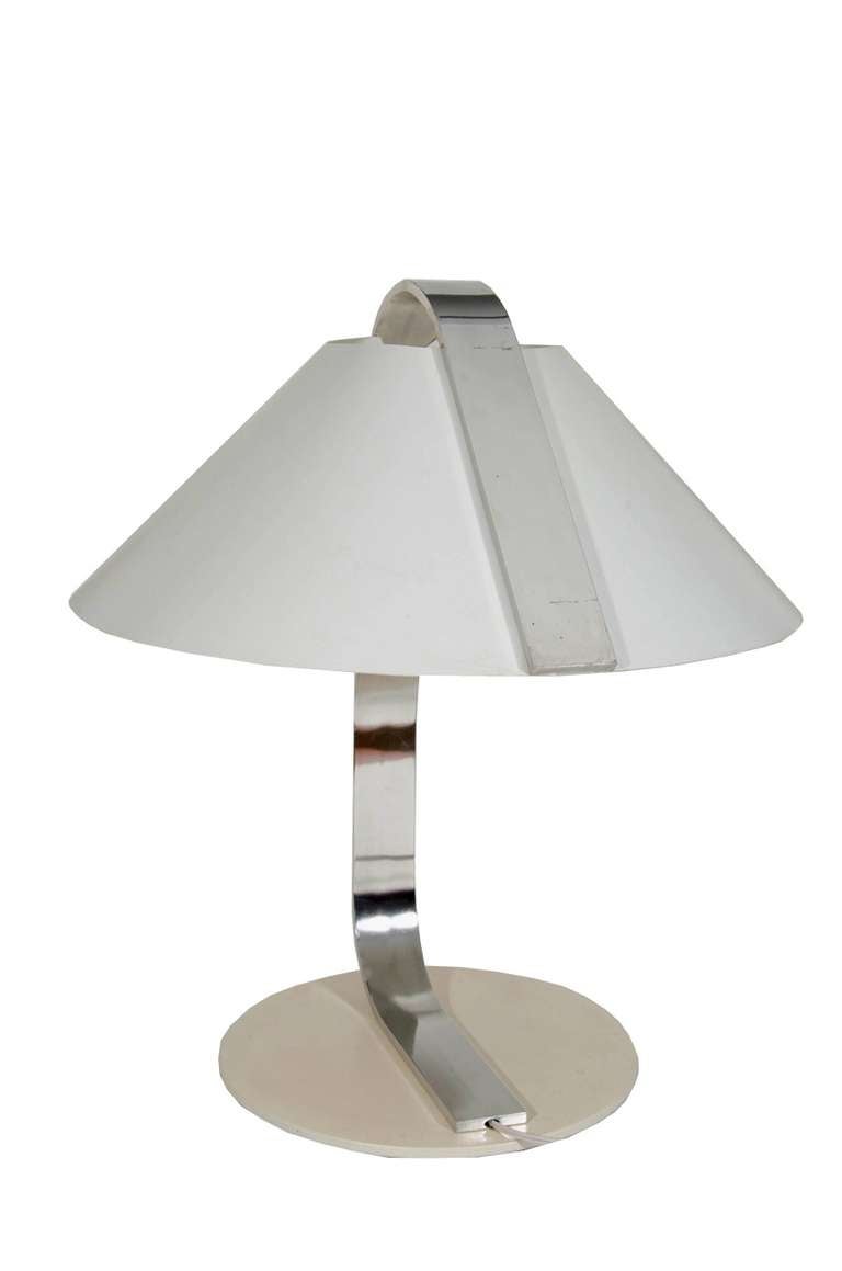 1970s modernist sinuous aluminium band table lamp. Fully rewired and new porcelain socket, the lamp has a rubberized shade material.