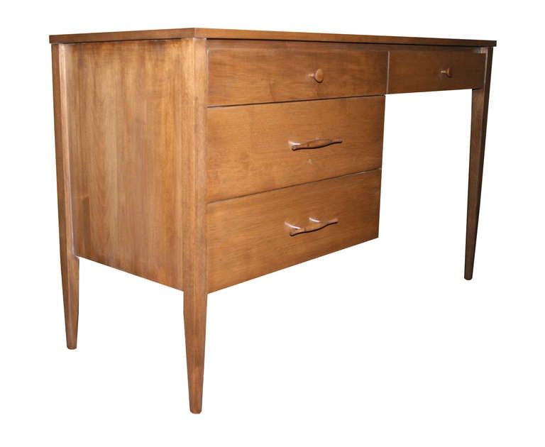 Paul Mccobb Planner Group 4 Drawer Writing Desk In Excellent Condition In New York, NY