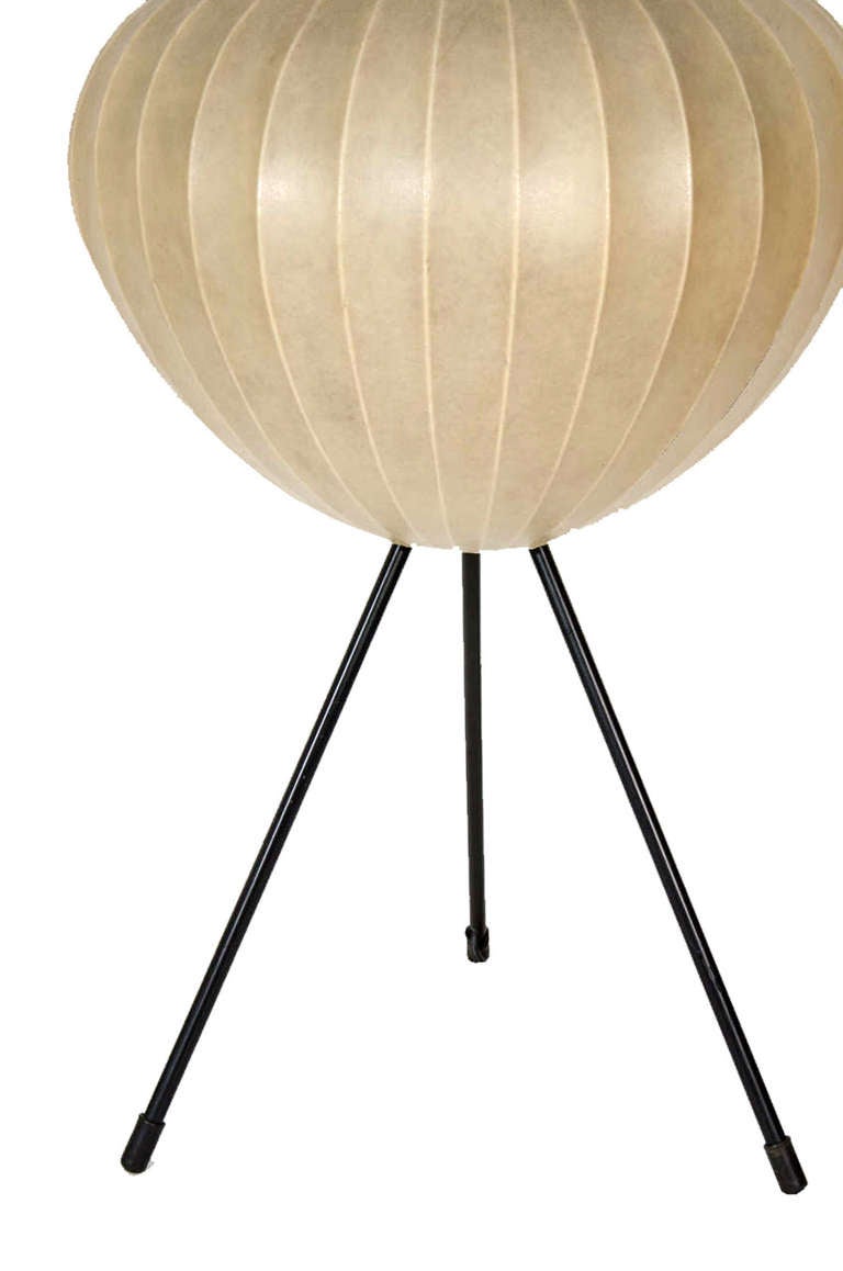 1950s Tripod Bubble Floor Lamp on Tripod Base In Good Condition For Sale In New York, NY