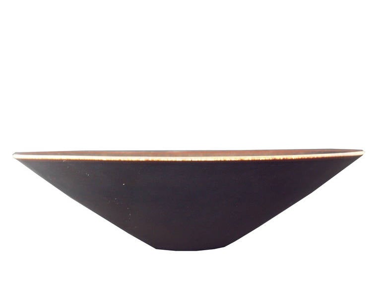 Very large and elegant stoneware bowl with brown haresfur glaze by Carl Harry Stalhane for Rorstrand, circa 1960.