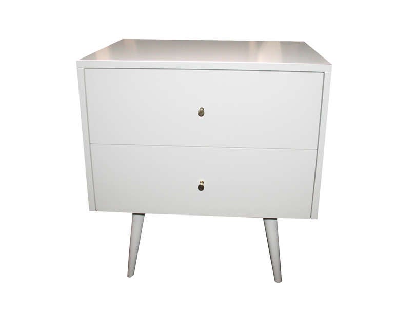 Lacquered Two-Drawer Nightstands on Turned Legs In Excellent Condition For Sale In New York, NY