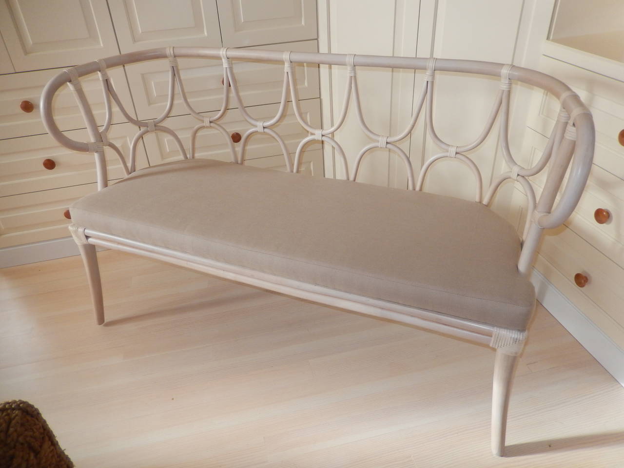 A curvaceous bentwood settee/bench upholstered in a stone linen fabric.
The bentwood has a bamboo strapping above every loop.Stone wash on wood.