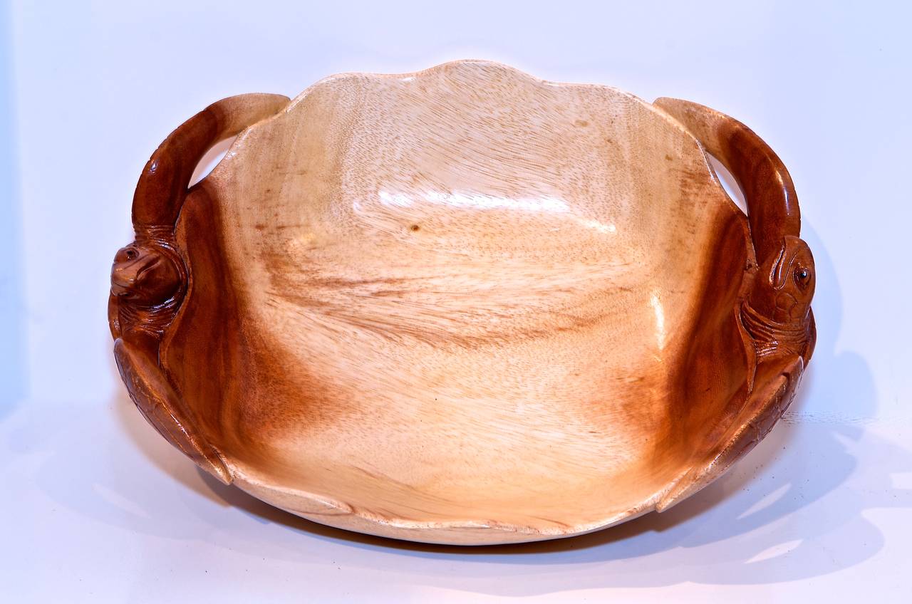 A large hand crafted marine turtle bowl with good definition and size, crafted in 
tropical hard wood with  good contrast between the heart wood and  lighter sap wood.
A wonderful centerpiece.