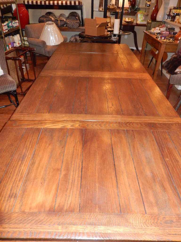 A Large 19th Century Oak American Dining Room Table In Excellent Condition In Bellport, NY