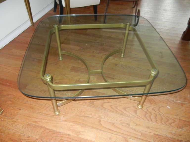 Une grande table basse moderne du milieu du siècle avec une finition en poudre de bronze naturel, sur de l'acier. Le verre a une épaisseur d'un demi-pouce et est d'origine à la table.