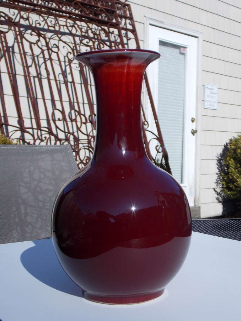 Three Striking Chinese Peking Glass Vases In Excellent Condition In Bellport, NY
