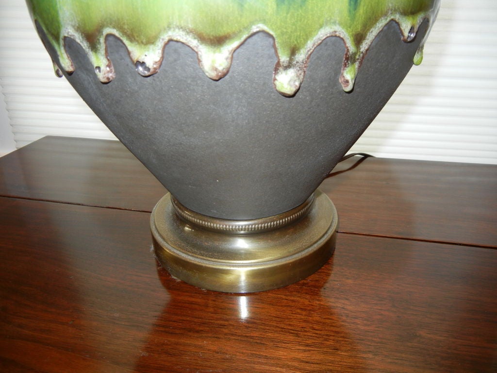Die Keramik ist von Hand in einem tiefen Kolbaltblau und Meeresgrün bemalt, das in die Graphitoberfläche hinabtropft. Sockel aus Bronze.