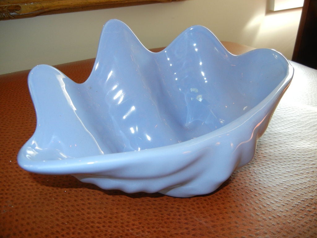 This piece is from the American Seaware collection from The Hall China Company in Ohio.A beautiful shade of aqua blue,perfect for a bathroom to hold face cloths,soap or other toiletries.