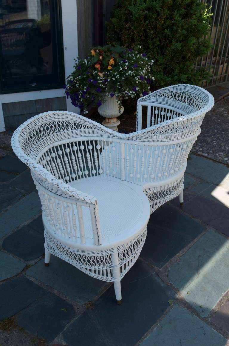 A lovely 19th century American white wicker love seat or tête-à-tête.
Painted in a white wash, well detailed spindle backs and sides, excellent cared for condition. The diameter listed is for each seat.