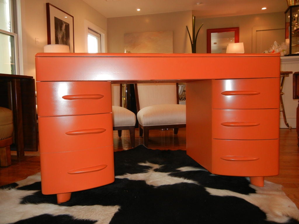 Fabulous in shape and funcunality.The left side has a double pull out drawer for files, and one pull out drawer above.The right side has three pull out deep storage space drawers.The full length top drawer pulls from underneath,and has dividers in