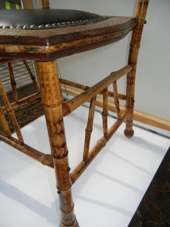 Chaise anglaise du 19ème siècle en bambou et cuir Bon état - En vente à Bellport, NY