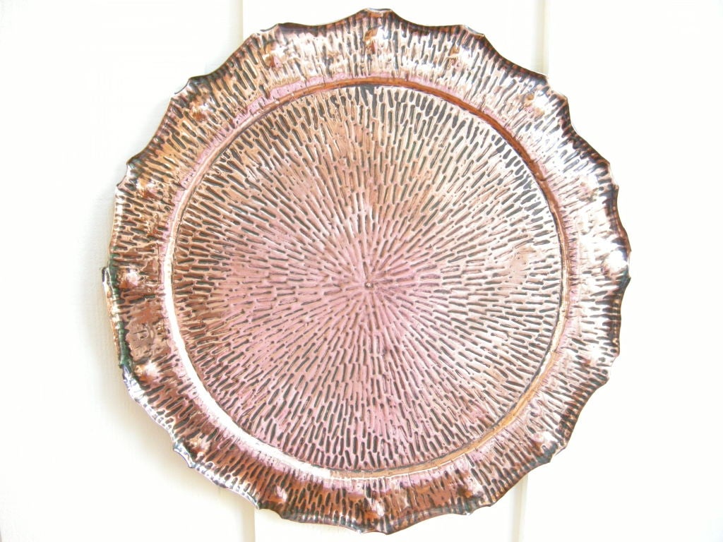 Grand plateau en cuivre martelé Arts & Crafts anglais