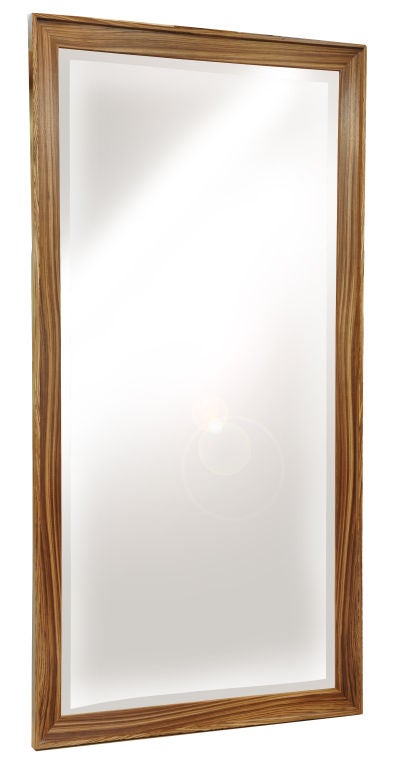 Spectaculaire dans n'importe quel espace, ce miroir en bois zébré sur pied a été conçu par un artiste américain de renommée internationale, David N. Ebner. Ce miroir peut également être commandé dans d'autres bois, mais le prix peut