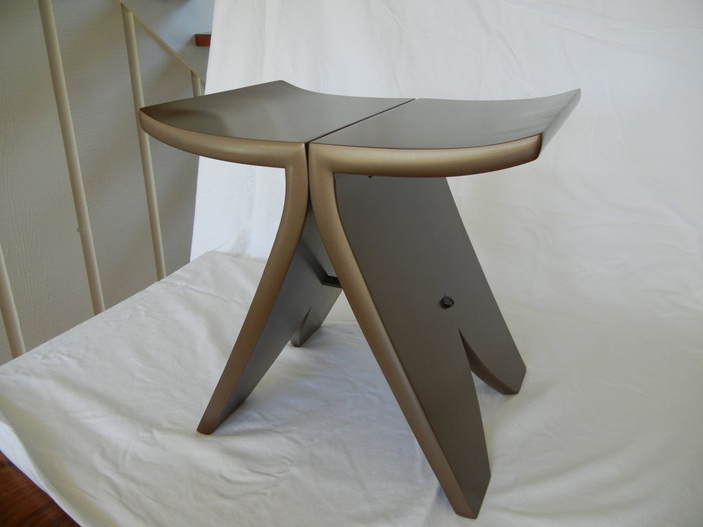 Tabouret n° 1 de l'artiste américain David N. Ebner, spécialiste de l'artisanat. Magnifiquement conçu dans une finition bronze pigmentée. David sélectionnera quelques pièces de sa collection qui seront réalisées dans cette finition