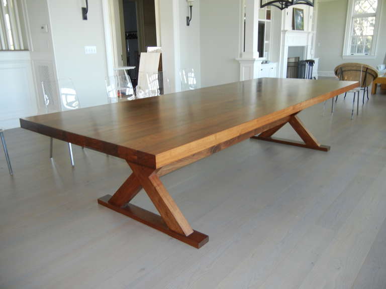 Cette table peut être fabriquée dans n'importe quelle taille ; la taille indiquée est de huit pieds de long. Fabriqué en bois de noyer massif, présentant des nœuds et un grain assorti, d'autres bois sont disponibles.
Sur demande, le prix varie en