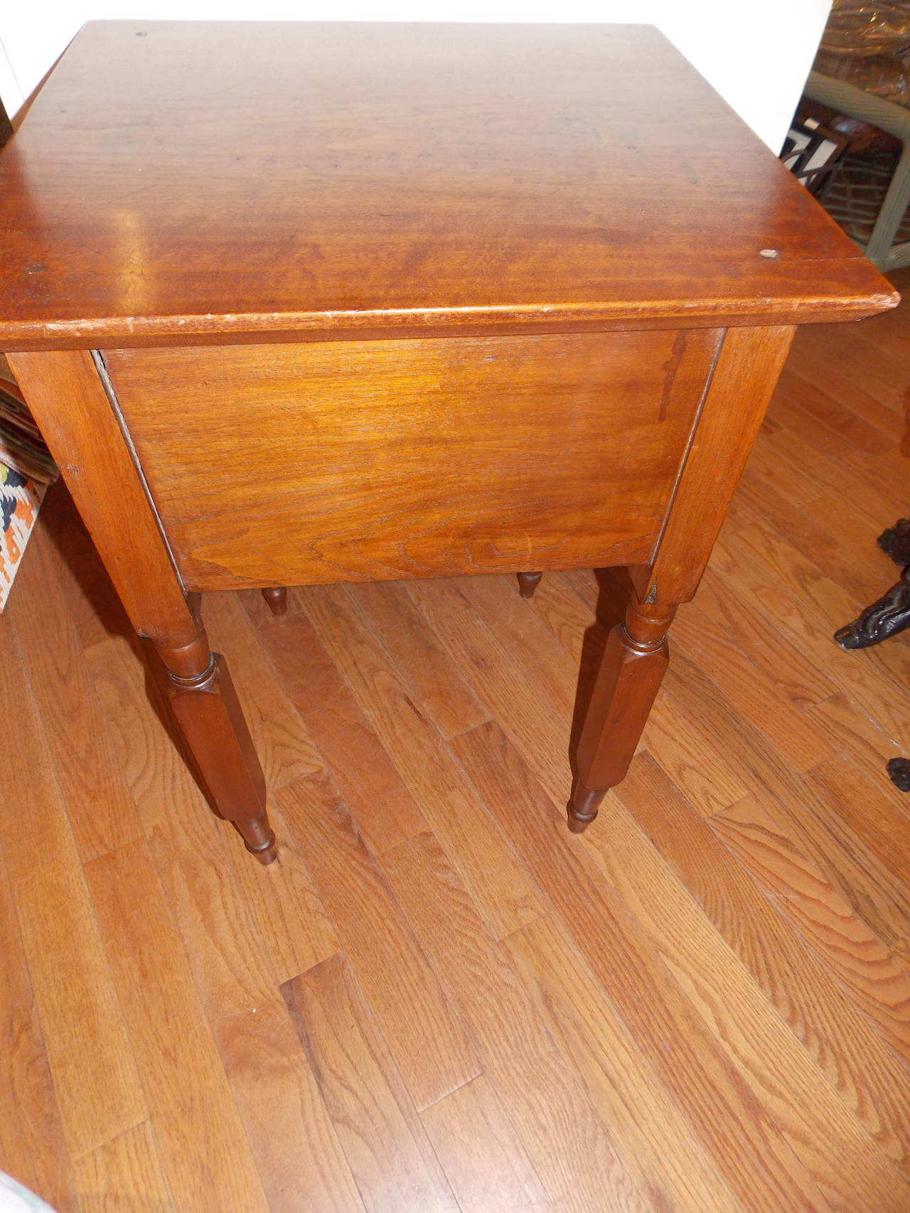 American Provincial Pinewood Nightstand In Excellent Condition In Bellport, NY