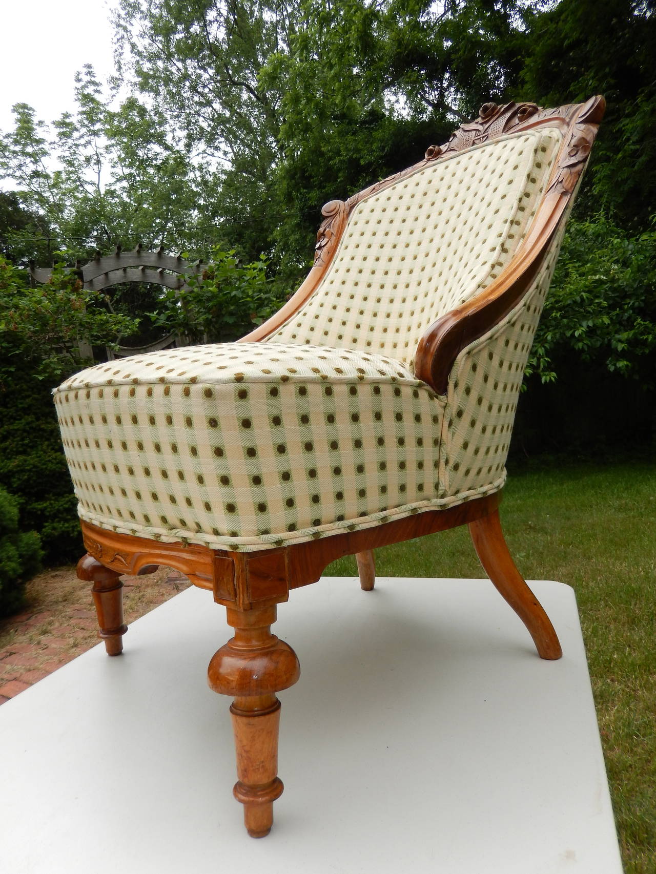 A Fine Pair of hand crafted  American 19th century slipper chairs. 1880-1890 In Excellent Condition In Bellport, NY