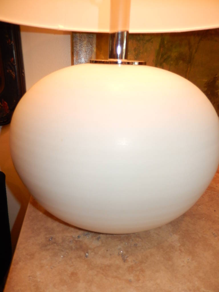 Skandinavische handgefertigte weiße Keramiklampe (Skandinavische Moderne) im Angebot
