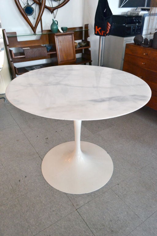 An iconic design by Eero Saarinen for Knoll. The table is 36