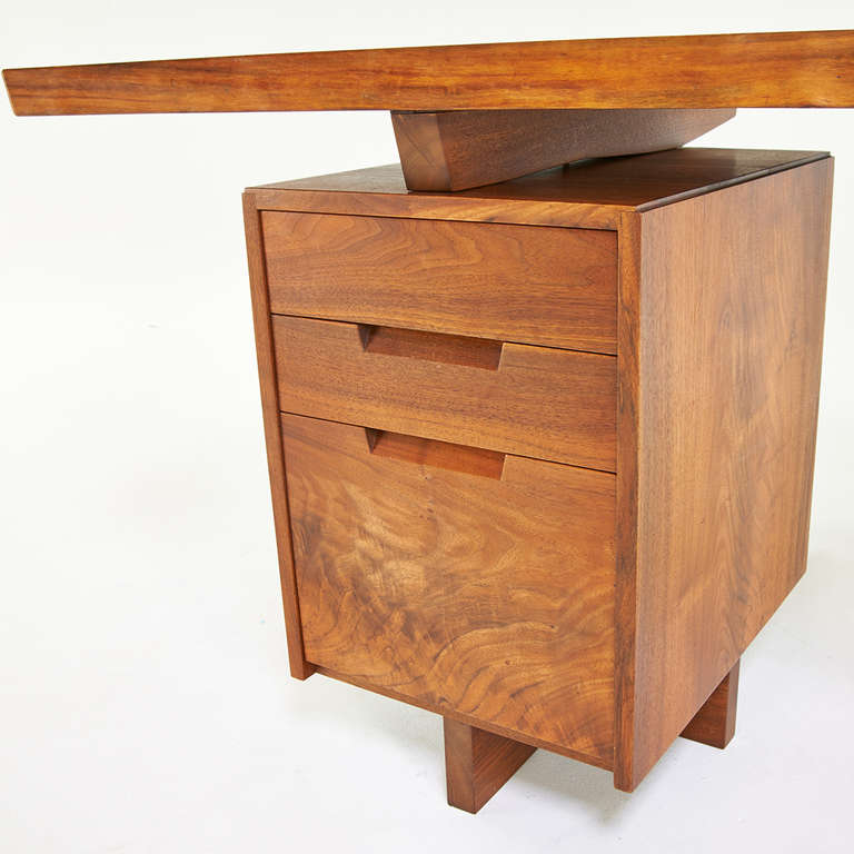 Outstanding Walnut Desk by George Nakashima In Excellent Condition In New York, NY