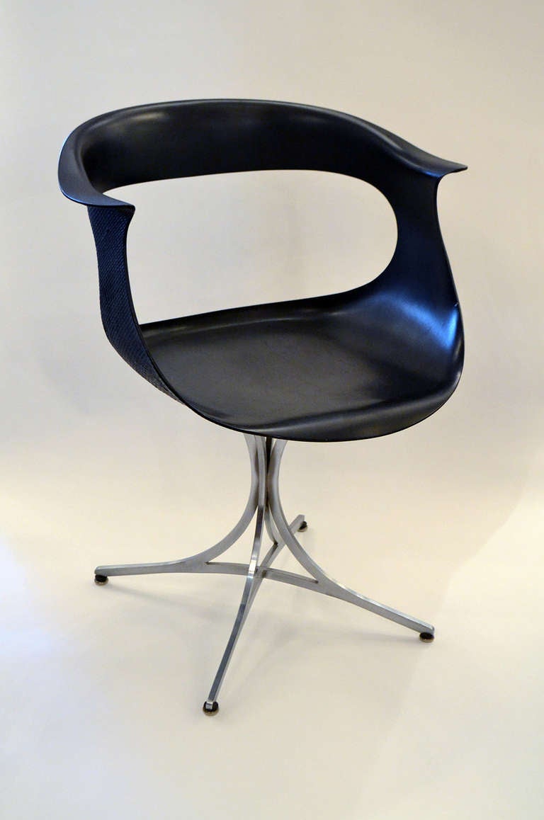 A sleek and well designed fiberglass armchair known as the Lotus chair. The chair is a wonderful example of Futurist design and the forward thinking of Modernism. Developed by Erwine and Estelle Laverne.