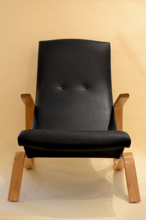 A wonderful and handsome grasshopper lounge chair designed by Eero Saarinen. This is the first chair that Saarinen designed for Knoll furniture in 1946. Produced from 1946-1965 the Grasshopper chair has become an icon of Mid-Century Design and