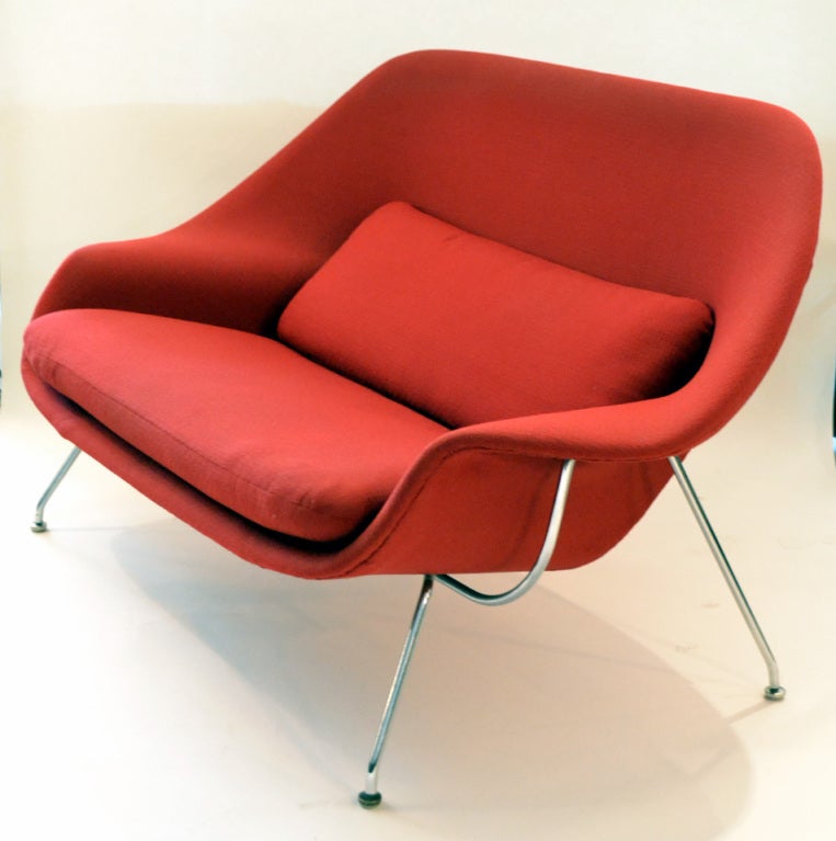 A rare and special Womb settee by Eero Saarinen.
Limited production.