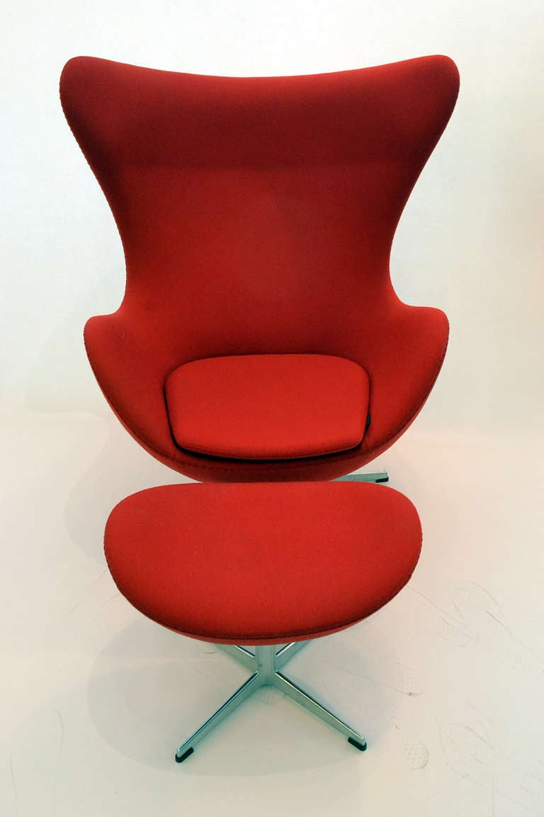 Sedia e ottomana a uovo inclinabile di Arne Jacobsen, Danimarca 2013